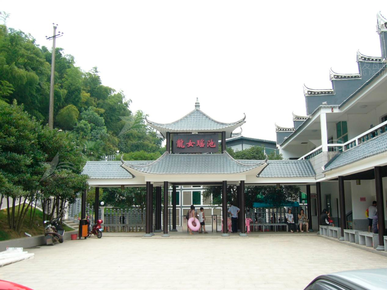 屋頂材料合成樹脂瓦和不銹鋼瓦哪個(gè)好？選擇很重要！