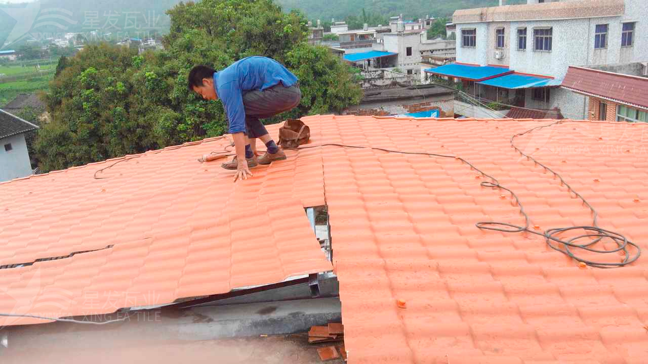屋頂鋪設(shè)安裝合成樹脂瓦時，牢牢記住這3點，就不怕屋頂出問題！